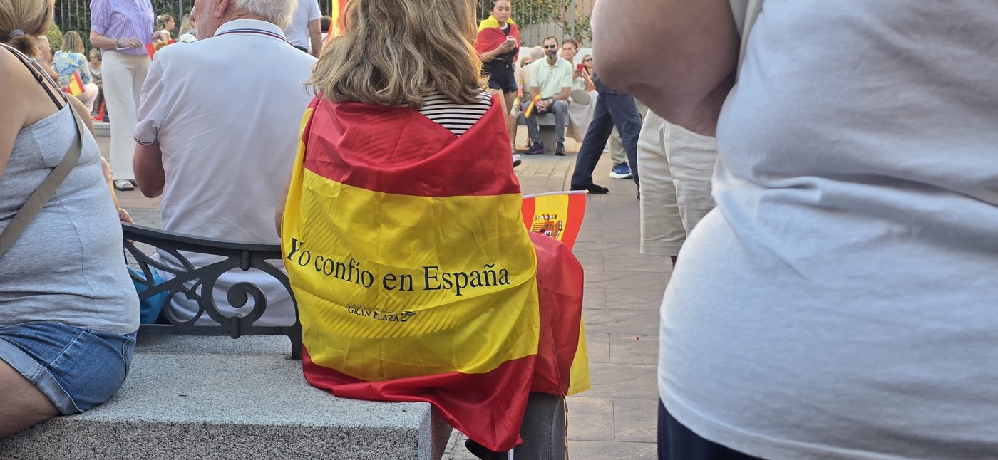 Pozueleros con banderas de España