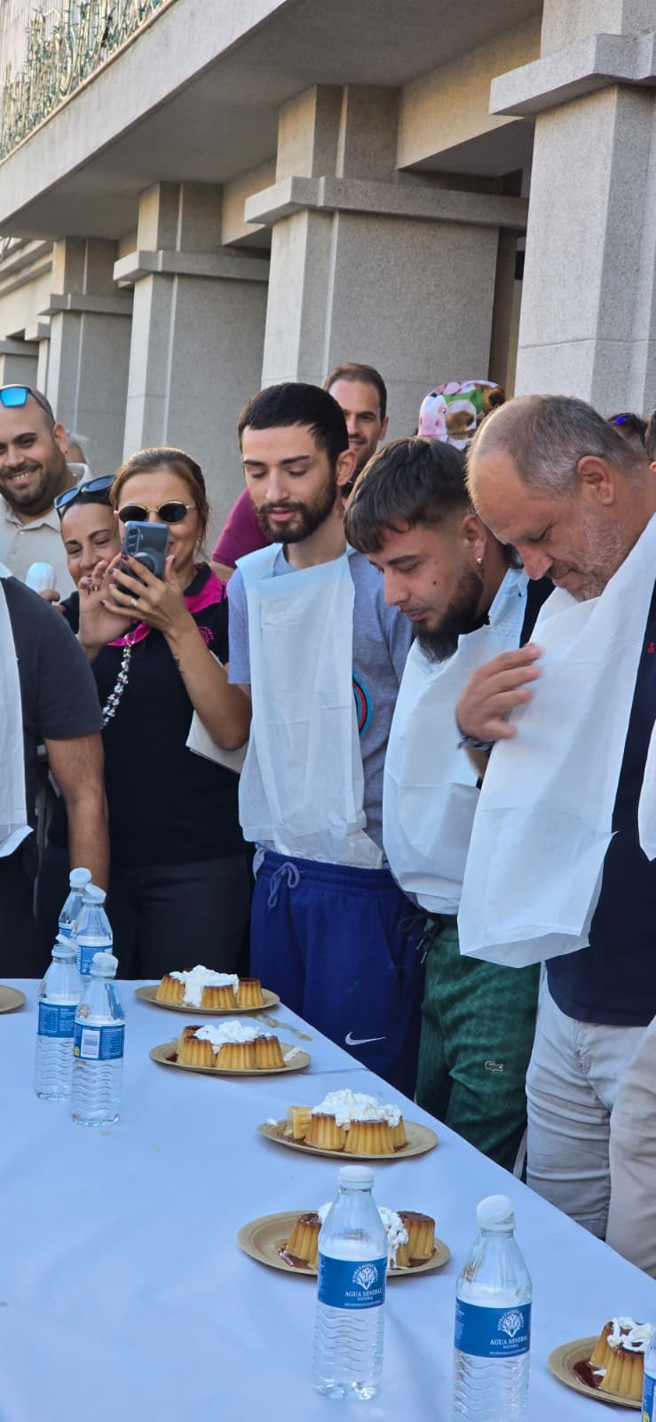 Concurso de comer flanes en Pozuelo