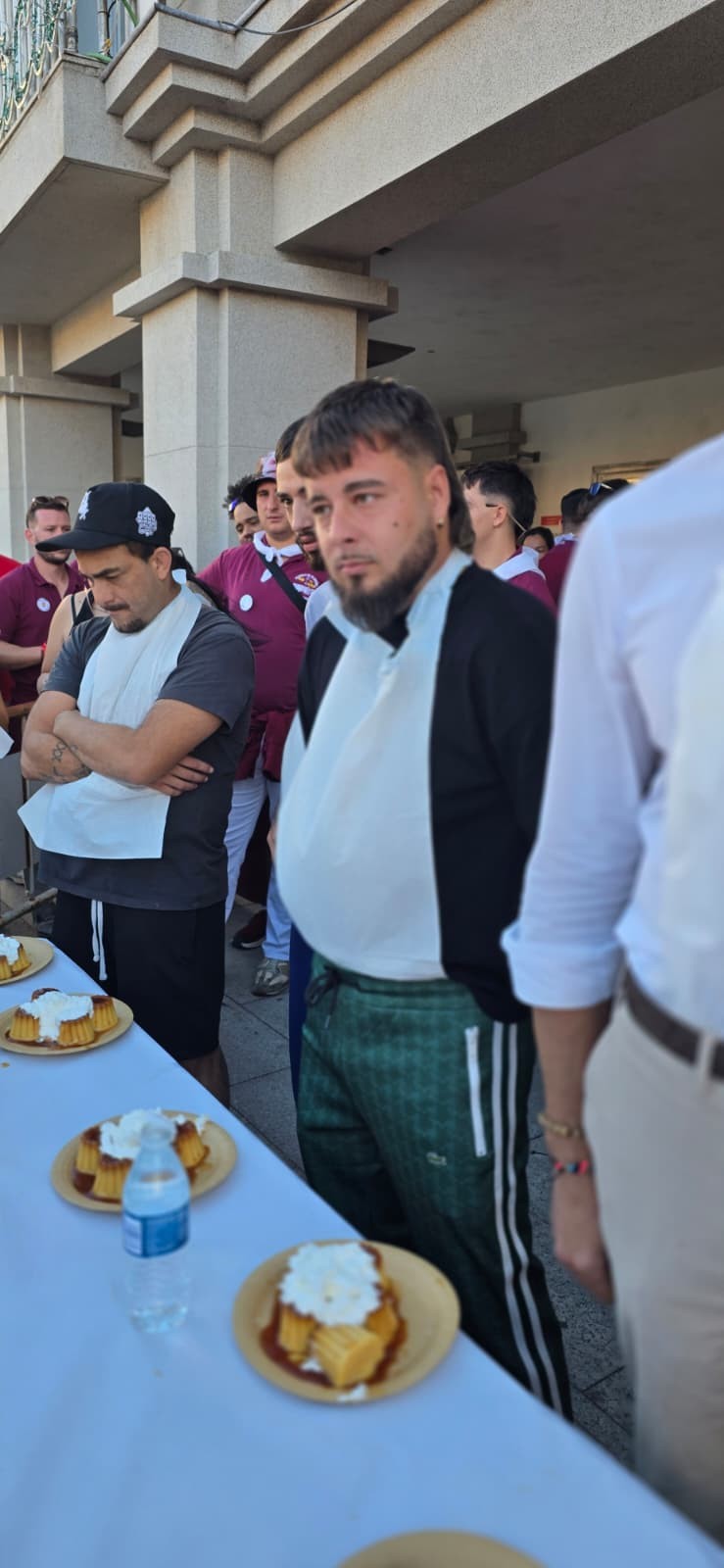 Concurso de comer flanes en Pozuelo