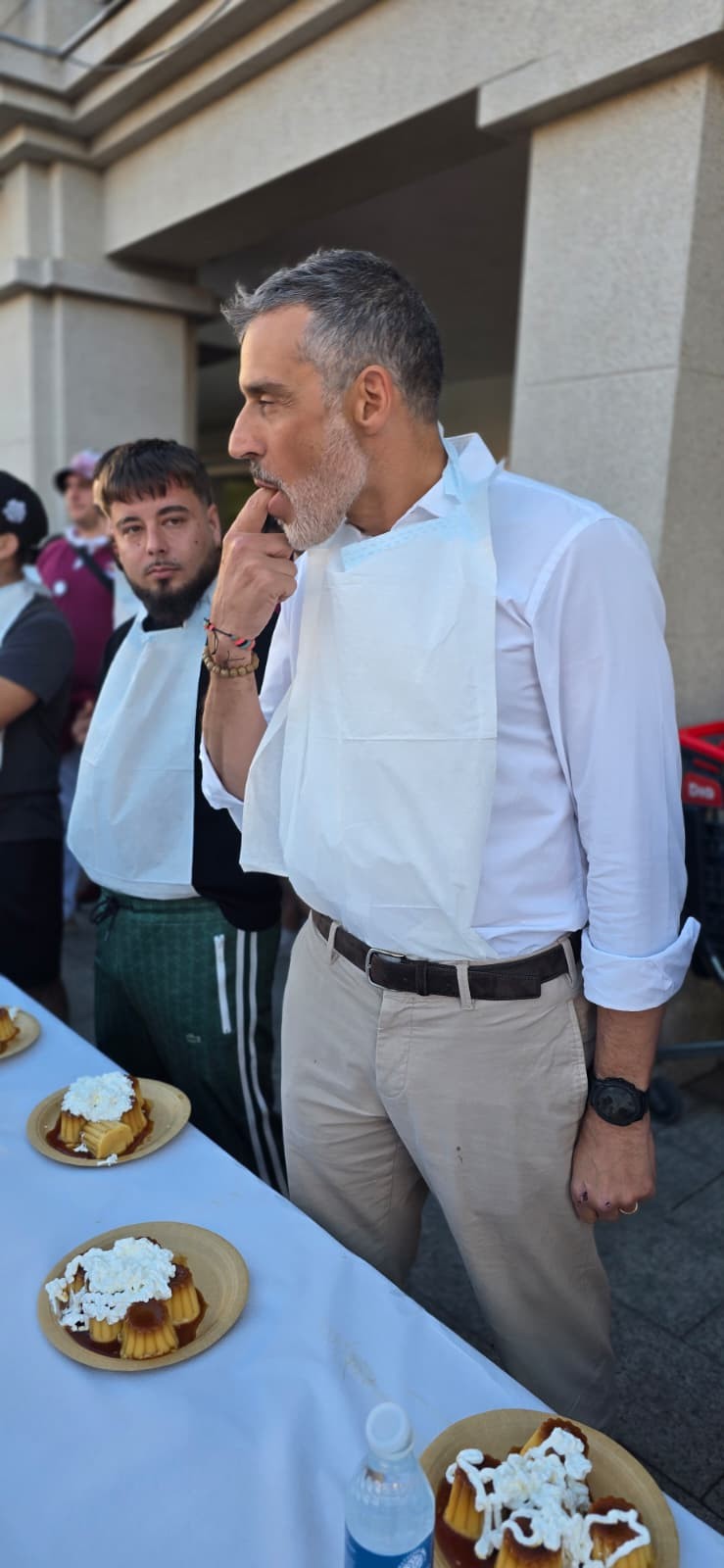 Concurso de comer flanes en Pozuelo