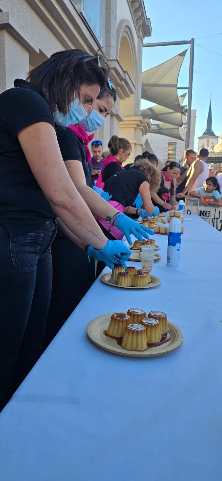 Concurso de comer flanes en Pozuelo