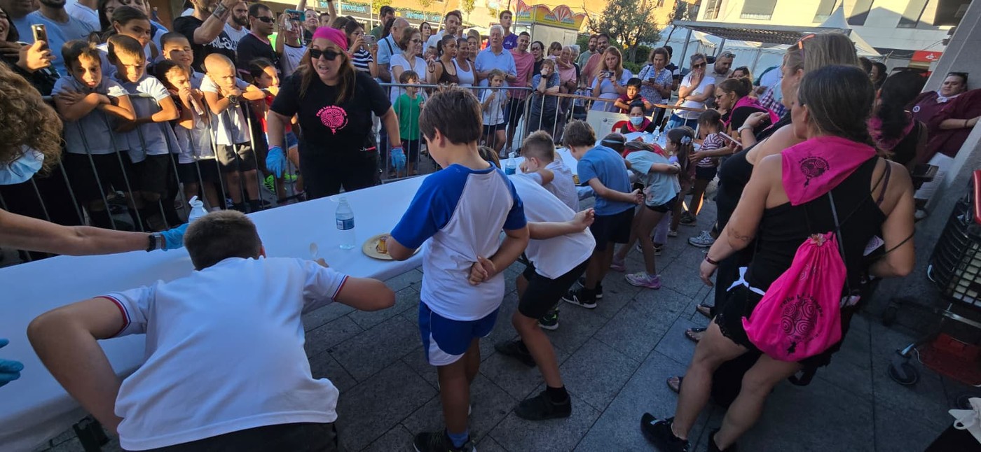Concurso de comer flanes en Pozuelo